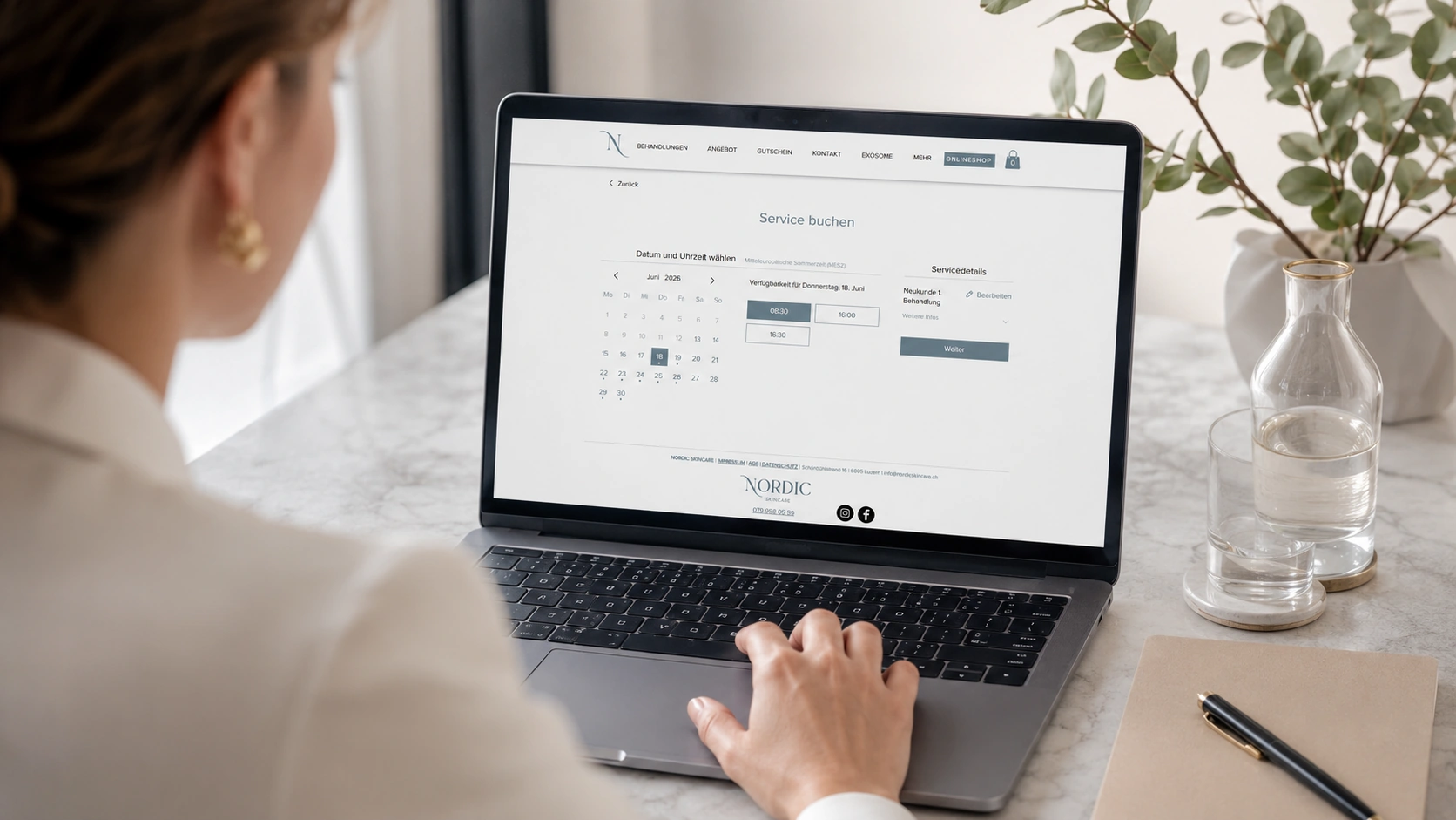 Frau bucht online einen Termin bei Nordic Skincare Luzern – Online-Buchungssystem auf MacBook mit Kalender, verfügbaren Zeitfenstern und Servicedetails